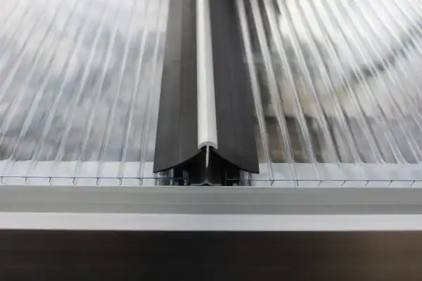 Aluminum greenhouse roof vent with weather-resistant seal for optimal climate control and durability.